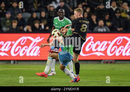 Der LAFC-Mittelfeldspieler Lewis O’Brien (8) und der Seattle Sounders-Mittelfeldspieler Cristian Roldan (7) kämpfen während eines Halbfinals der MLS Western Conference um den Besitz Stockfoto