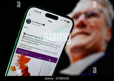 Warschau, Polen. November 2024. Ein Beitrag, der zu einer Parlamentswahl im Vereinigten Königreich aufruft, wird von Elon Musk mit einem Bild von Keir Starmer im Hintergrund auf diesem Foto in Warschau, Polen, am 25. November 2024 veröffentlicht. (Foto: Jaap Arriens/SIPA USA) Credit: SIPA USA/Alamy Live News Stockfoto