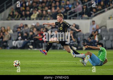 LAFC-Mittelfeldspieler Lewis O’Brien (8) und Seattle Sounders-Mittelfeldspieler Obed Vargas (18) kämpfen während eines Halbfinals der MLS Western Conference um den Besitz Stockfoto