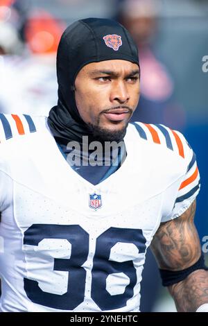 Chicago, IL, USA. November 2024. Chicago Bears #36 Jonathan Owens wärmt sich vor dem Spiel gegen die Minnesota Vikings in Chicago auf. Mike Wulf/CSM/Alamy Live News Stockfoto