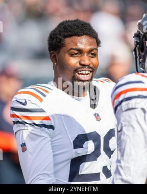 Chicago, IL, USA. November 2024. Chicago Bears #29 Tyrique Stevenson wärmt sich vor dem Spiel gegen die Minnesota Vikings in Chicago auf. Mike Wulf/CSM/Alamy Live News Stockfoto