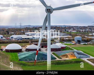 Biogasanlage erzeugt Gas aus verschiedener Biomasse, der Strom wird in Blockheizkraftwerken, mit dem erzeugten Biogas hergestellt und an Unternehmen im benachbarten Gewerbegebiet verkauft, die entstandene Wärme wird in einem Nahwärmenetz eingespeist, GASSPEICHER und Windkraftwerk, Ense, NRW, Deutschland, Biogasanlage *** Biogasanlage erzeugt Gas aus verschiedenen Biomassen, der Strom wird in Blockheizkraftwerken erzeugt und an Unternehmen im benachbarten Industriegebiet verkauft, die erzeugte Wärme wird in ein Nahwärmenetz, Gasspeicher und Windkraftanlagen eingespeist Stockfoto