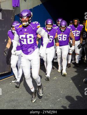 Chicago, IL, USA. November 2024. Minnesota Vikings #58 Jonathan Greenard im Tunnel vor dem Spiel gegen die Chicago Bears in Chicago, Illinois. Mike Wulf/CSM/Alamy Live News Stockfoto