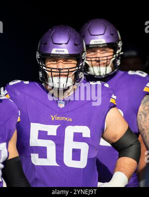 Chicago, IL, USA. November 2024. Minnesota Vikings #56 Garrett Bradbury im Tunnel vor dem Spiel gegen die Chicago Bears in Chicago, Illinois. Mike Wulf/CSM/Alamy Live News Stockfoto