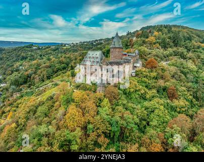 Luftaufnahme der restaurierten Burg Stahleck eine aus dem 12. Jahrhundert stammende Festungsburg im Oberen Mittelrheintal bei Bacharach in Rheinland-Pfalz Stockfoto