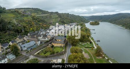 Luftpanorama des Rheins bei Bacharach mit Fachwerkhäusern, Stadtmauern im Oberen Mittelrheintal in Deutschland Stockfoto