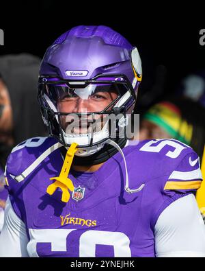 Chicago, IL, USA. November 2024. Minnesota Vikings #58 Jonathan Greenard im Tunnel vor dem Spiel gegen die Chicago Bears in Chicago, Illinois. Mike Wulf/CSM/Alamy Live News Stockfoto