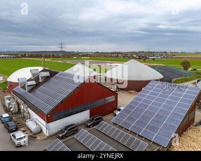 Biogasanlage erzeugt Gas aus verschiedener Biomasse, hier das Zuckerrüben Lager, der Strom wird in Blockheizkraftwerken, mit dem erzeugten Biogas hergestellt und an Unternehmen im benachbarten Gewerbegebiet verkauft, die entstandene Wärme wird in einem Nahwärmenetz eingespeist, GASSPEICHER Technikgebäude mit Solardächern und Windkraftwerk, Ense, NRW, Deutschland, Biogasanlage *** Biogasanlage produziert Gas aus verschiedenen Biomasse, hier die Zuckerrübenspeicher, hier der Strom wird in Blockheizkraftwerken erzeugt, wobei das Biogas produziert und an Unternehmen in der benachbarten Industrie verkauft wird Stockfoto