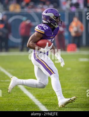 Chicago, IL, USA. November 2024. Minnesota Vikings #32 Ty Chandler läuft mit dem Ball während des Spiels gegen die Chicago Bears in Chicago, Illinois. Mike Wulf/CSM/Alamy Live News Stockfoto