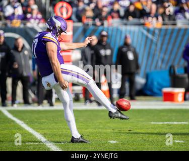 Chicago, IL, USA. November 2024. Minnesota Vikings #17 Ryan Wright schlägt den Ball während des Spiels gegen die Chicago Bears in Chicago, Illinois. Mike Wulf/CSM/Alamy Live News Stockfoto