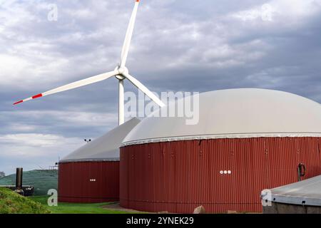 Biogasanlage erzeugt Gas aus verschiedener Biomasse, der Strom wird in Blockheizkraftwerken, mit dem erzeugten Biogas hergestellt und an Unternehmen im benachbarten Gewerbegebiet verkauft, die entstandene Wärme wird in einem Nahwärmenetz eingespeist, GASSPEICHER und Windkraftwerk, Ense, NRW, Deutschland, Biogasanlage *** Biogasanlage erzeugt Gas aus verschiedenen Biomassen, der Strom wird in Blockheizkraftwerken erzeugt und an Unternehmen im benachbarten Industriegebiet verkauft, die erzeugte Wärme wird in ein Nahwärmenetz, Gasspeicher und Windkraftanlagen eingespeist Stockfoto