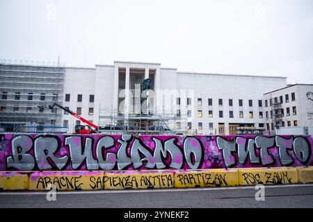 Rom, Rm, Italien. November 2024. Studenten marschieren innerhalb der Universität La Sapienza gegen die Femizide (104 in Italien im Jahr 2024), gegen Gewalt, gegen das Patriarchat und die Regierung, die es unterstützt. Die Schüler hinterlassen ein Graffiti vor der Statue von Minerva „Let's Burn IT All“ (Foto: © Marco Di Gianvito/ZUMA Press Wire) NUR REDAKTIONELLE VERWENDUNG! Nicht für kommerzielle ZWECKE! Quelle: ZUMA Press, Inc./Alamy Live News Stockfoto