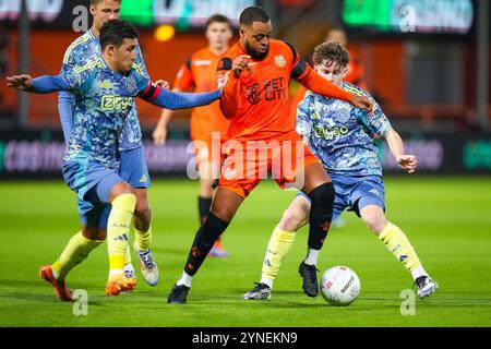 Volendam, Niederlande. November 2024. VOLENDAM, NIEDERLANDE - 25. NOVEMBER: Brandley Kuwas vom FC Volendam im Kampf gegen den FC Volendam am 25. November 2024 im Kras Stadion in Volendam, Niederlande. (Foto von Jan Mulder/Orange Pictures) Credit: Orange Pics BV/Alamy Live News Stockfoto