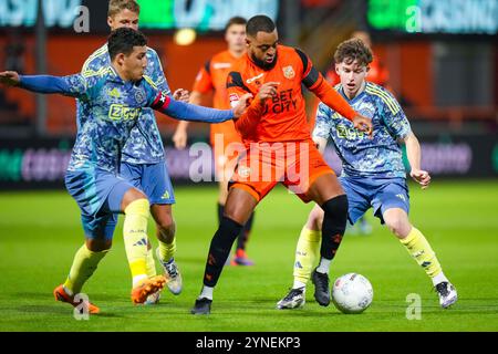 Volendam, Niederlande. November 2024. VOLENDAM, NIEDERLANDE - 25. NOVEMBER: Brandley Kuwas vom FC Volendam im Kampf gegen den FC Volendam am 25. November 2024 im Kras Stadion in Volendam, Niederlande. (Foto von Jan Mulder/Orange Pictures) Credit: Orange Pics BV/Alamy Live News Stockfoto