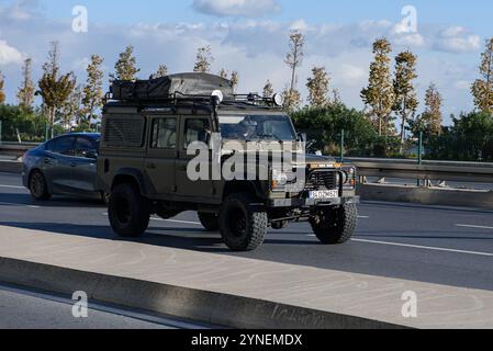 ISTANBUL, TÜRKEI - 24. NOVEMBER 2024: Der legendäre Land Rover Defender wurde 1983 herausgegeben. Die Produktion wird im Dezember 2015 eingestellt. Stockfoto