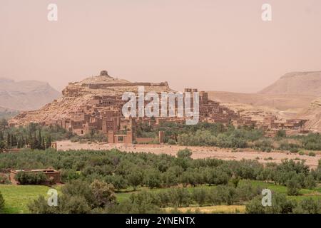 Alte Festung Ait Ben Haddou unter hellem sonnigem Himmel, Marokko Stockfoto