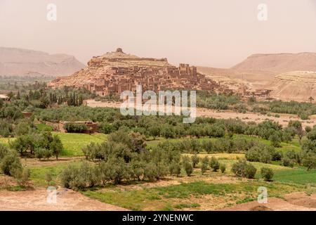 Alte Festung Ait Ben Haddou unter hellem sonnigem Himmel, Marokko Stockfoto