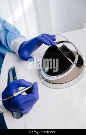 Moderne zahnärztliche Geräte und Werkzeuge zur Präzisionsbehandlung in einer Fachklinik Stockfoto