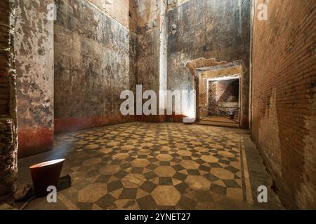 Im Inneren des Nero's Palace, Domus Aurea (Goldenes Haus), alte römische Ruinen. Nero Palace mit Mosaikboden. Kaiser Nero Palast in Rom, Italien. Stockfoto