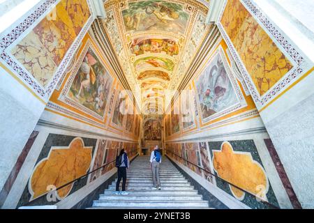 Im Päpstlichen Heiligtum, der Heiligen Treppe, dem Lateranpalast. In Rom klettern die Menschen auf ihren Knien die Stufen der Scala Sancta (heilige Treppe). Replikate. Stockfoto