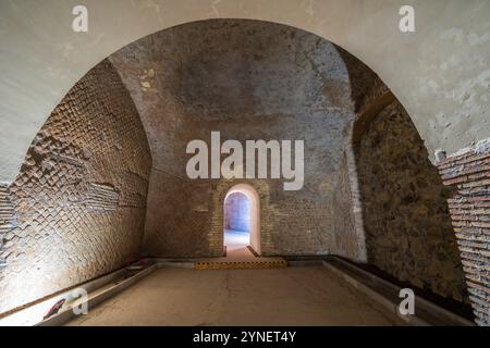 Mausoleum von Augustus Innenraum, Grab von Augustus. Im Inneren des Augustus-Mausoleums, dem größten runden Grab der Welt in Rom, Italien. Keine Personen. Stockfoto