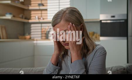 Ungesunde reife ältere Menschen verärgert müde kaukasische Frau Großmutter leidet unter Kopfschmerzen Halten der Schläfen Gefühl Schmerzen müde leiden unter Stockfoto