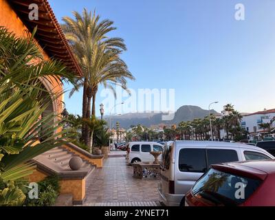 Blick auf den schneebedeckten Teide vom Hotel Villa Cortés. Playa de las Américas, Teneriffa, Kanarische Inseln, Spanien. Februar 2023. Stockfoto