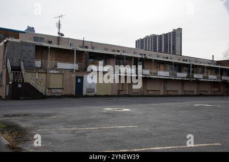 Verlassenes, baufälliges Motel, das auf den Abriss an der Clark Avenue in Niagara Falls, Ontario, Kanada wartet Stockfoto