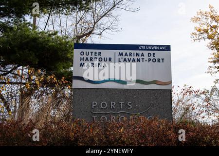 Schild „Outer Harbour Marina“ auf der Unwin Avenue in Scarborough, Toronto, Ontario, Kanada Stockfoto