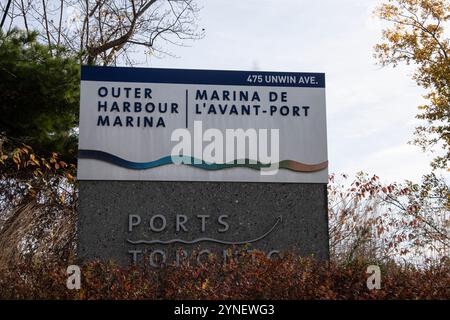 Schild „Outer Harbour Marina“ auf der Unwin Avenue in Scarborough, Toronto, Ontario, Kanada Stockfoto