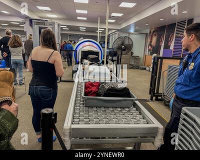 Santa Barbara, Kalifornien, USA. November 2024. Urlauber am Santa Barbara International Airport gehen in der Woche des Thanksgiving durch die Sicherheitskontrolle. (Kreditbild: © Amy Katz/ZUMA Press Wire) NUR REDAKTIONELLE VERWENDUNG! Nicht für kommerzielle ZWECKE! Stockfoto