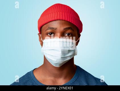 Coronavirus-Konzept. Porträt Des Jungen Schwarzen Guy Trägt Medizinische Maske Auf Dem Gesicht Stockfoto