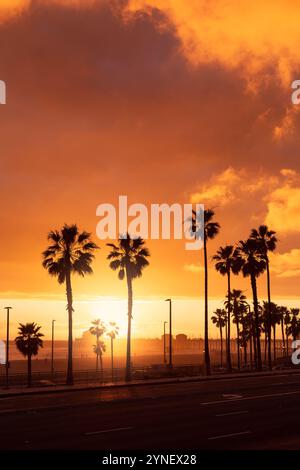 Sonnenuntergang über dem Pier in Huntington Beach, Kalifornien Stockfoto