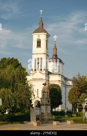 Kirche des Heiligen Georg in Kladowo in der Dämmerung, Serbien Stockfoto