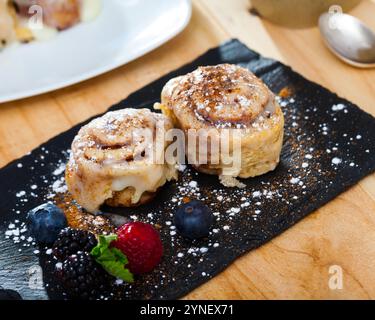 Appetitliche Zimt mit frischen Beeren Stockfoto