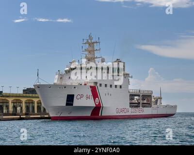 Triest, Italien - 27. Juni 2024: Schiff der Guardia Costiera CP 941 im Hafen angedockt Stockfoto