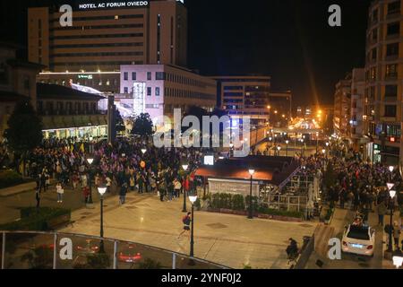 Oviedo, Spanien. November 2024. Tausende von Menschen versammelten sich bei der Demonstration vor Beginn der Demonstration "Let Shame Change sides" am 25. November 2024 in Oviedo, Spanien. (Foto: Alberto Brevers/Pacific Press) Credit: Pacific Press Media Production Corp./Alamy Live News Stockfoto