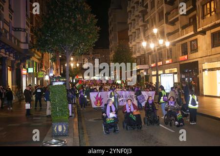 Oviedo, Spanien. November 2024. Der Leiter der Demonstration während der Demonstration "Let Shame Change Sides" am 25. November 2024 in Oviedo, Spanien. (Foto: Alberto Brevers/Pacific Press) Credit: Pacific Press Media Production Corp./Alamy Live News Stockfoto