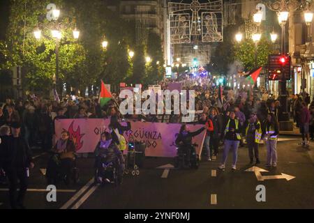 Oviedo, Spanien. November 2024. Tausende von Menschen versammelten sich auf den Straßen von Oviedo während der Demonstration "Let Shame Change Sides" am 25. November 2024 in Oviedo, Spanien. (Foto: Alberto Brevers/Pacific Press) Credit: Pacific Press Media Production Corp./Alamy Live News Stockfoto