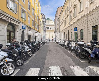 Triest, Italien - 27. Juni 2024: Via della Zonta ist die Straße, um Ihr Motorrad zu parken Stockfoto