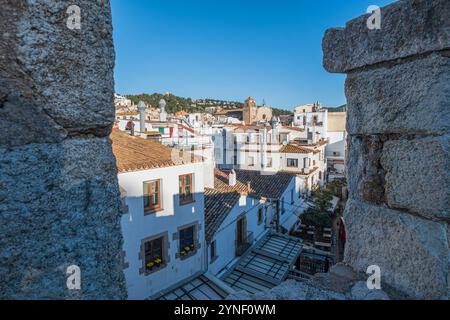 Ein Blick von den mittelalterlichen Festungsmauern des Dorfes Tossa de Mar, das sich an der wunderschönen Costa Brava nördlich von Barcelona in Spanien befindet. Stockfoto