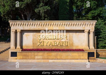 Schild am Eingang zur Märtyrerallee in Baku, Aserbaidschan Stockfoto