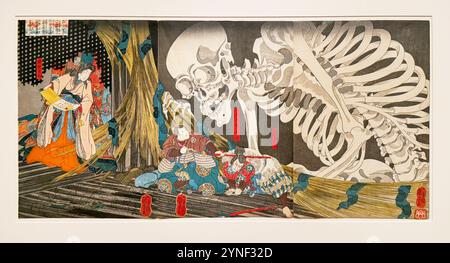 Mitsukini trotzt dem Skeleton Specter von Utagawa Kuniyoshi. Gruselige Knochen. Ein japanischer Holzschnitt in der Ehrenlegion in San Francisco, CA. Stockfoto