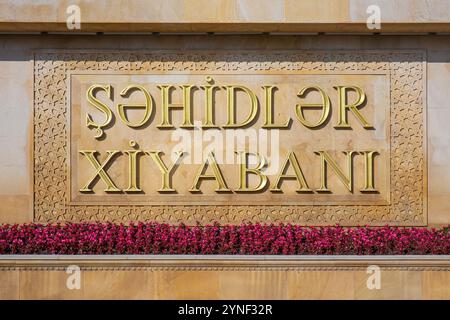 Schild am Eingang zur Märtyrerallee in Baku, Aserbaidschan Stockfoto