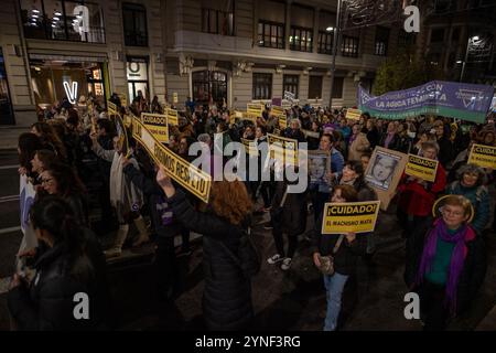 Madrid, Spanien. November 2024. Verschiedene Märsche, die von Frauenorganisationen und feministischen Gruppen einberufen wurden, sind an diesem Montag, dem 25. November, anlässlich des Internationalen Tages zur Beseitigung der Gewalt gegen Frauen auf die Straßen Spaniens gegangen. Tausende von Menschen haben in Madrid demonstriert. Quelle: D. Canales Carvajal/Alamy Live News Stockfoto