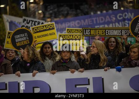 Madrid, Spanien. November 2024. Verschiedene Märsche, die von Frauenorganisationen und feministischen Gruppen einberufen wurden, sind an diesem Montag, dem 25. November, anlässlich des Internationalen Tages zur Beseitigung der Gewalt gegen Frauen auf die Straßen Spaniens gegangen. Tausende von Menschen haben in Madrid demonstriert. Quelle: D. Canales Carvajal/Alamy Live News Stockfoto