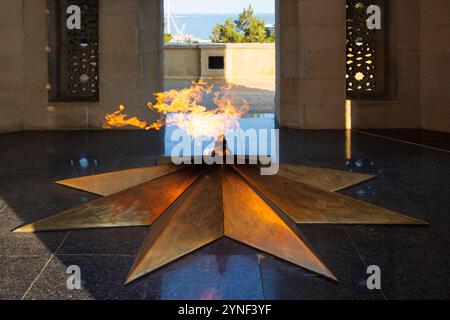 Das Schaidlar-Denkmal mit ewiger Flamme (für die Opfer des Schwarzen Januar 1990 und des 1. Berg-Karabach-Krieges) in der Märtyrerstraße in Baku, Aserbaidschan Stockfoto