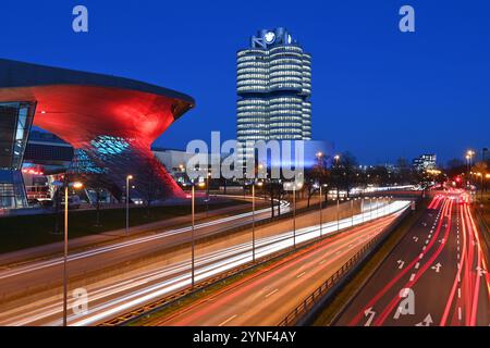 BMW Welt und Doppelkegel,Hochhaus,Sitz der BMW AG in München,Nachtaufnahme, Gebaeude.,Aussenaufnhame, Gebaeude, Autobauer,Auto,Autos,Automobil,Hersteller,Autoindustrie,Premiummarke. Strassenverkehr,Mittlerer Ring, *** BMW Welt und Doppelkegel,Wolkenkratzer,BMW AG Hauptsitz in München,Nachtaufnahme,Gebäude,Exterieur,Gebäude,Autohersteller,Auto,Autos,Automobile,Hersteller,Autoindustrie,Premiummarke Straßenverkehr,Mittlerer Ring, Stockfoto