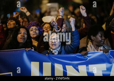 Madrid, Madrid, Spanien. November 2024. Tausende von Frauen demonstrieren in Madrid für den Tag der Beseitigung der Gewalt gegen Frauen. (Kreditbild: © Ignacio Lopez Isasmendi/ZUMA Press Wire) NUR REDAKTIONELLE VERWENDUNG! Nicht für kommerzielle ZWECKE! Stockfoto