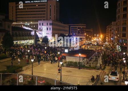 Oviedo, Asturien, Spanien. November 2024. Oviedo, Spanien, 25. November 2024: Tausende von Menschen versammelten sich bei der Demonstration vor dem Beginn der Demonstration „Let Shame Change sides“ am 25. November 2024 in Oviedo, Spanien. (Kreditbild: © Alberto Brevers/Pacific Press via ZUMA Press Wire) NUR REDAKTIONELLE VERWENDUNG! Nicht für kommerzielle ZWECKE! Quelle: ZUMA Press, Inc./Alamy Live News Stockfoto